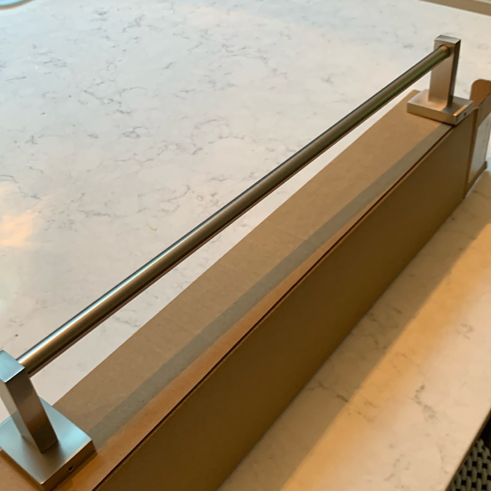 SIGNATURE COLLECTION SINGLE TOWEL BAR